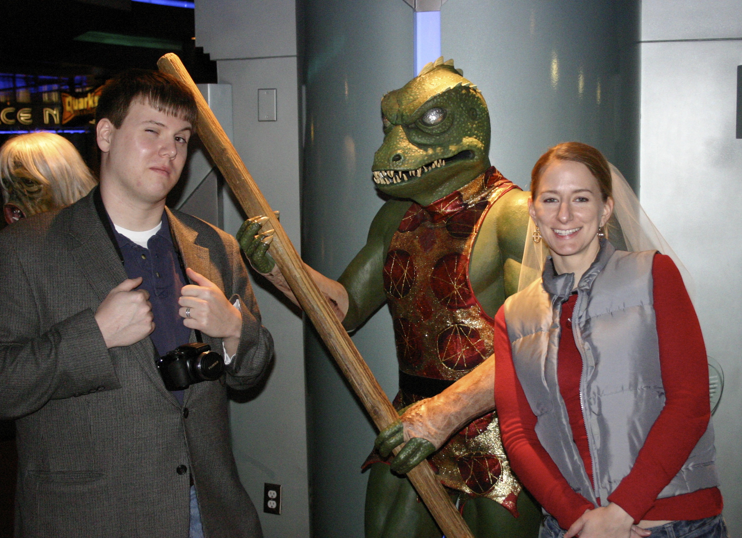Photo of Thomas and Elise Farmer posing with a Gorn statue